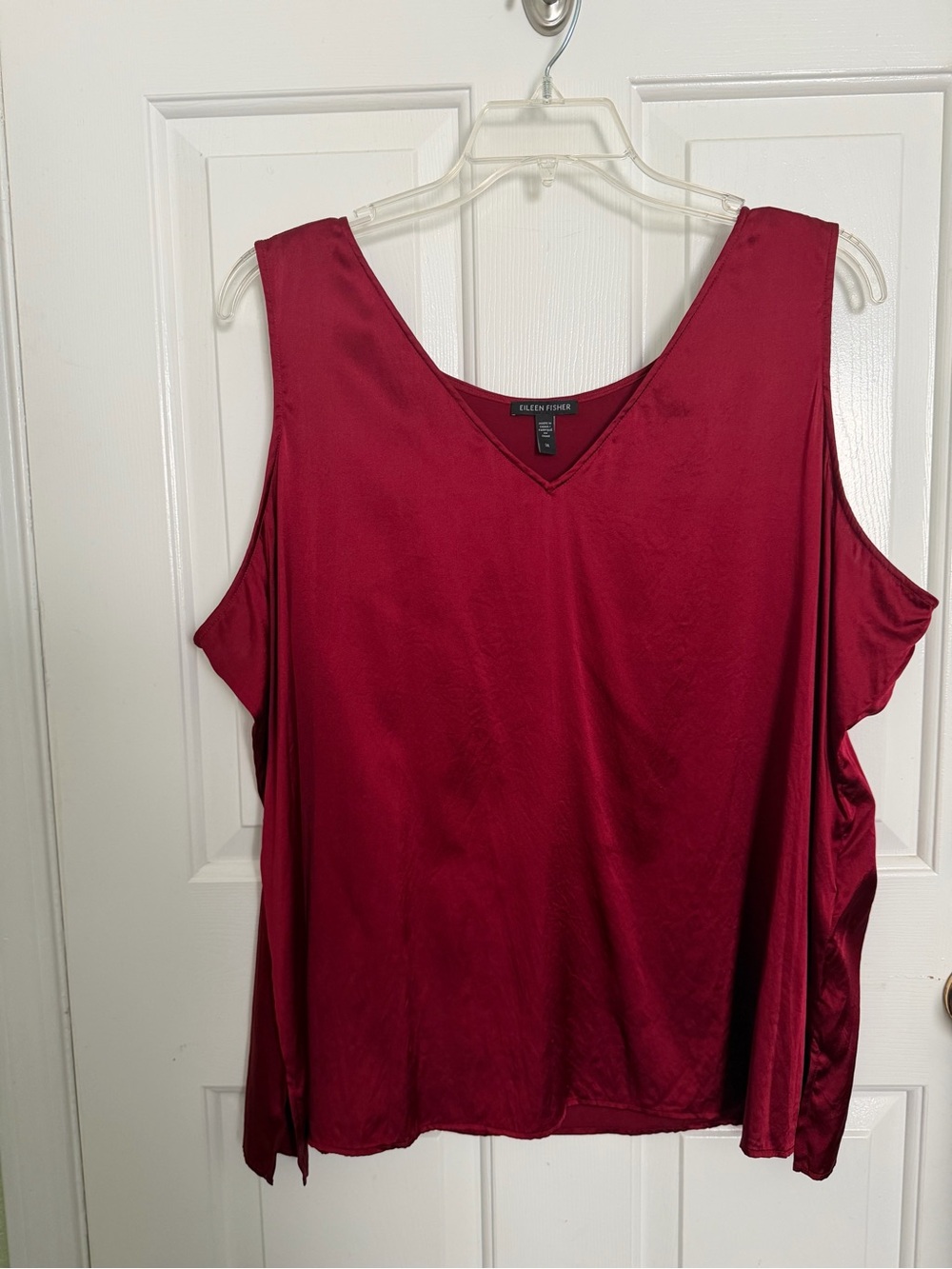 Eileen Fisher Sleeveless Silk V-Neck Blouse Tank in Burgundy